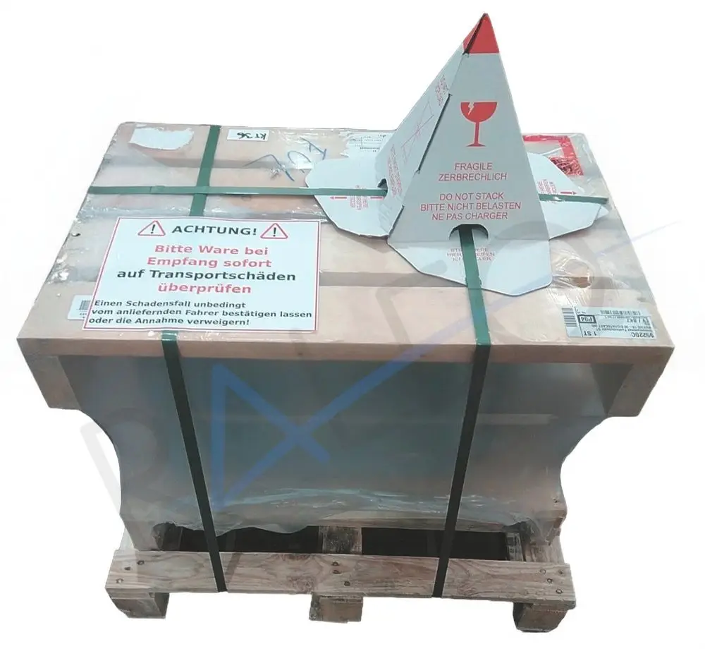 Holzkiste mit grünen Bändern, gekennzeichnet mit Warnhinweisen zur Überprüfung auf Transportschäden. Die Kiste enthält Teile von Fröling.